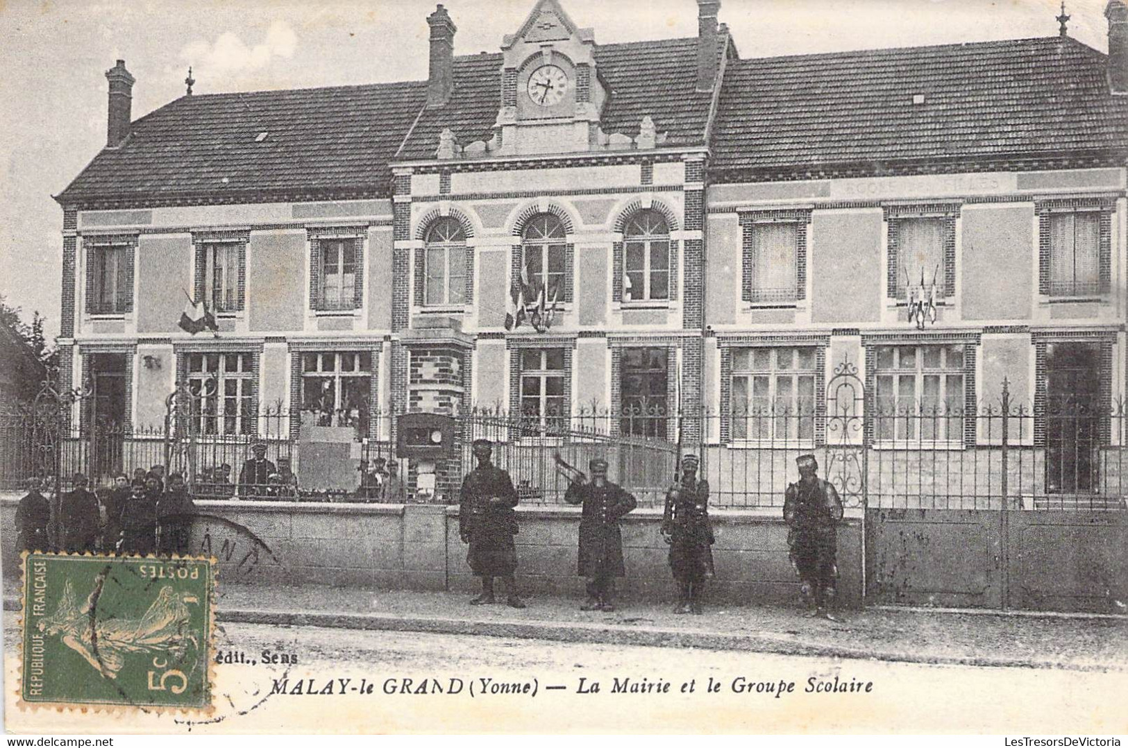 CPA France - Malay Le Grand - Yonne - La Mairie Et Le Groupe Scolaire - Animée - Drapeau - Horloge - Ecoles - Otros & Sin Clasificación