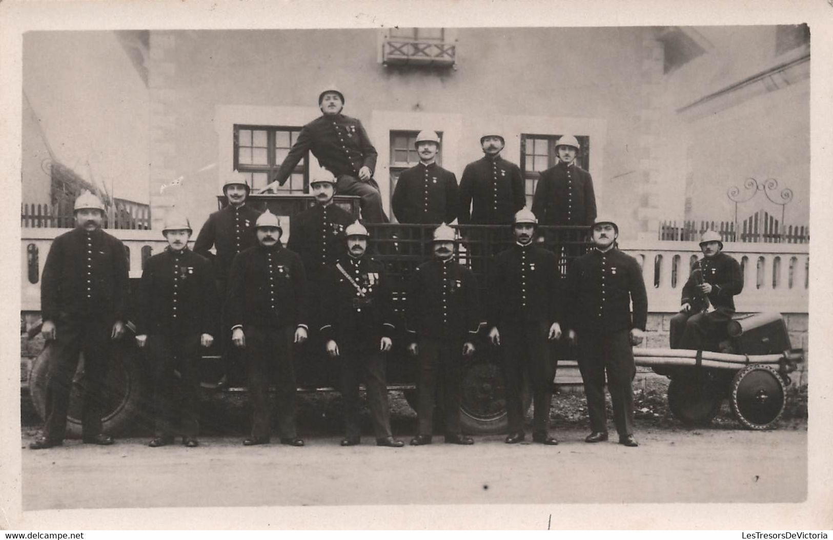 CPA Photo D'un Groupe De Pompiers Devant Leur Camion Dont Un Sur La Remorque Avec Une Trompette - Sapeurs-Pompiers