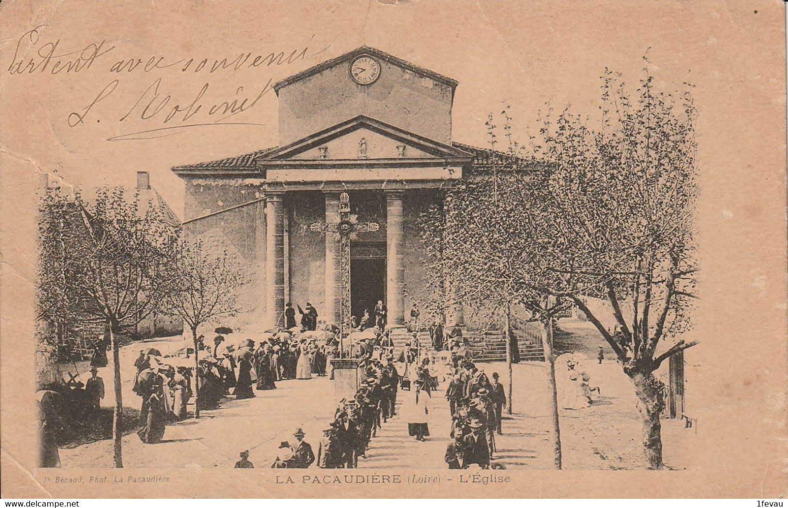 CPA (42 Loire)  La Pacaudière L'église Procession Animée - La Pacaudiere