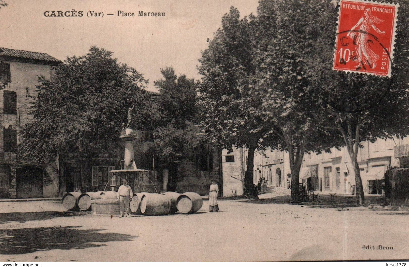 83 / CARCES / PLACE MARCEAU / TONNEAUX A LA FONTAINE - Carces