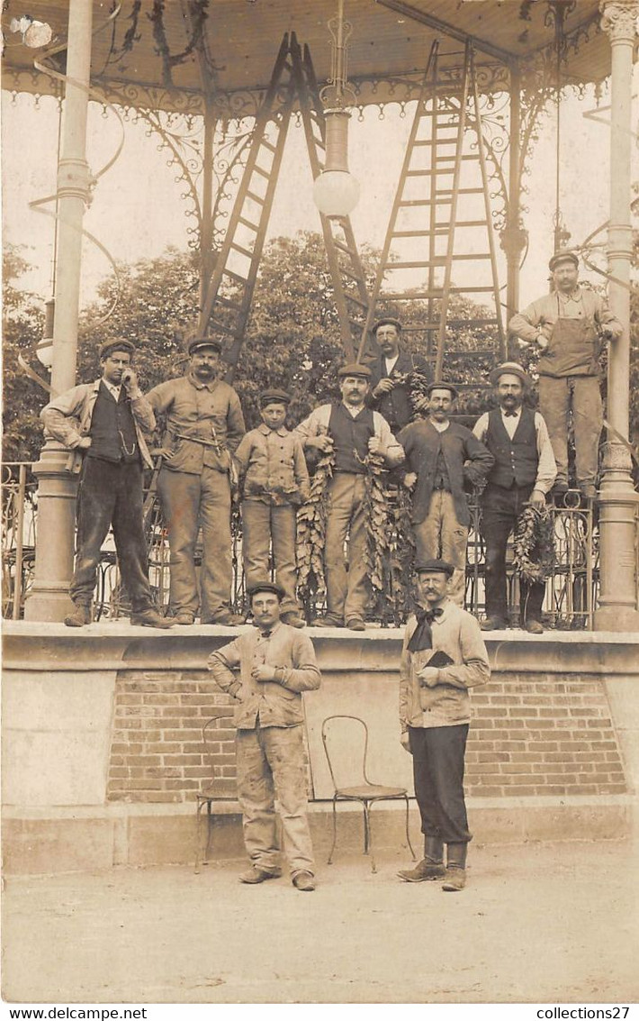 CARTE-PHOTO- OUVRIERS DÉCORANT UN KIOSQUE - Ambachten