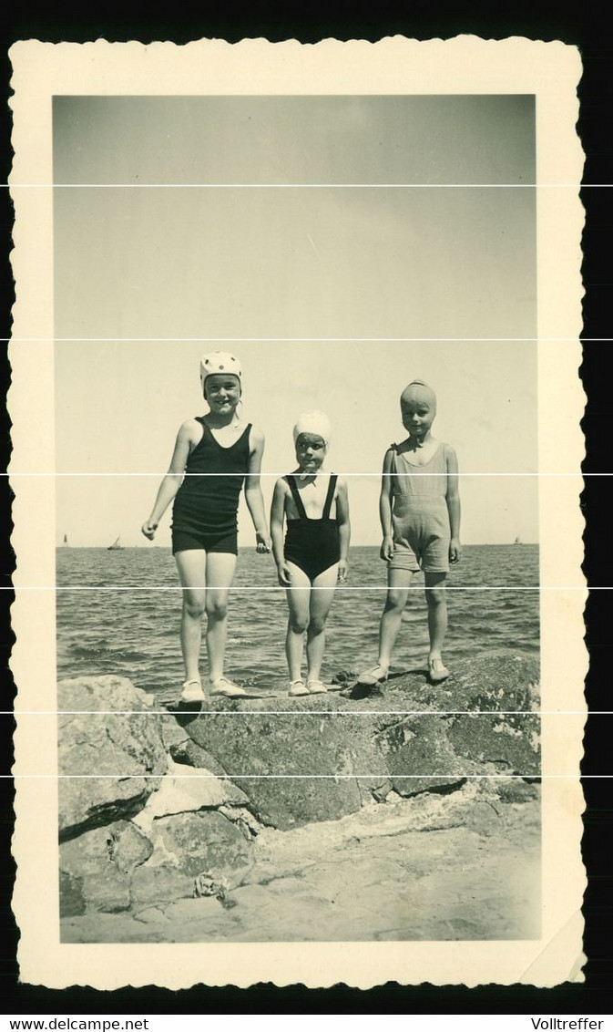 Orig. Foto 20er Jahre, Strandszene, Süßes Kleines Mädchen Am Meer, Badeanzug, Cute Little Girls On The Beach, Swimsuit - Anonymous Persons