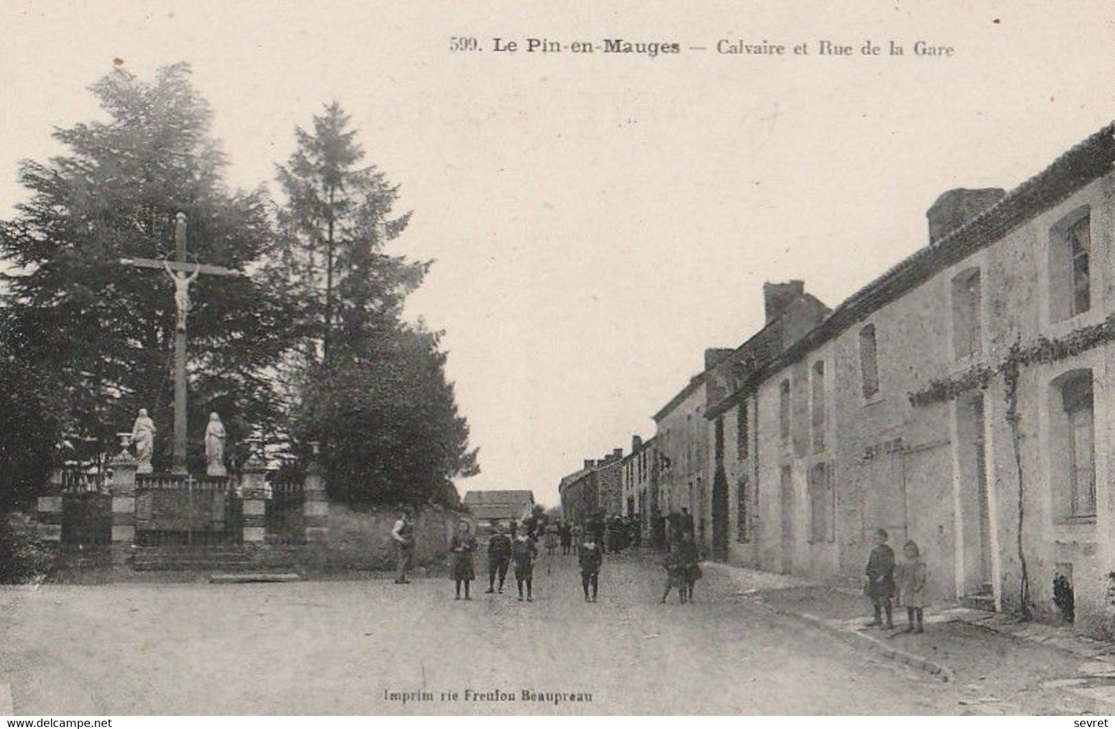 Le Pin-en-Mauges. -  Calvaire Et Rue De La Gare - Other & Unclassified