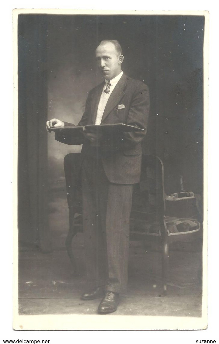 Old PHOTO CARD - Bergen Op Zoom  - Homme Lisant - Man Reading - His Name On The Backside - Bergen Op Zoom