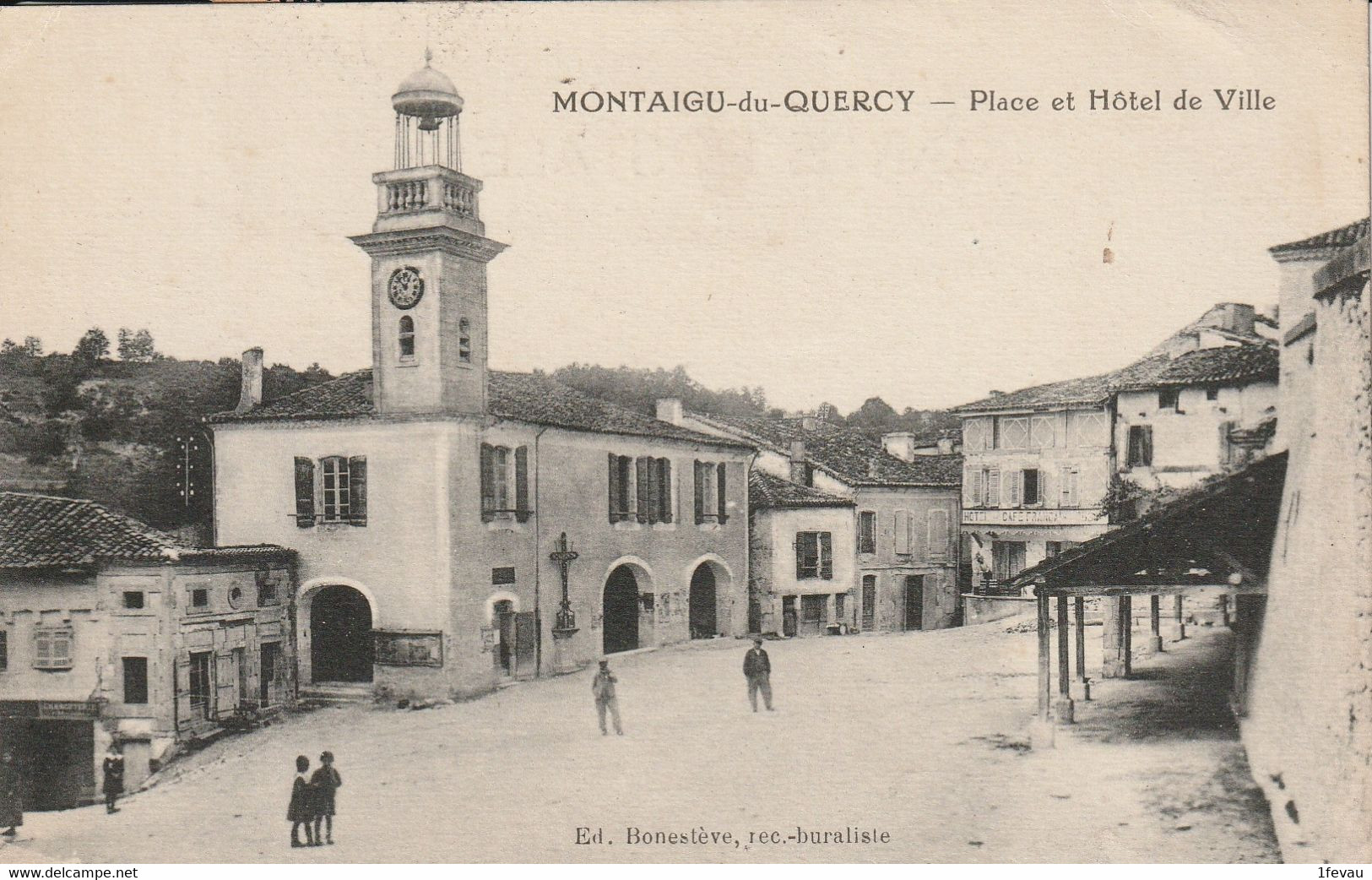 CPA (82 Tarn Et Garonne)  Montaigu De Quercy Place Et Hôtel De Ville Animée - Montaigu De Quercy