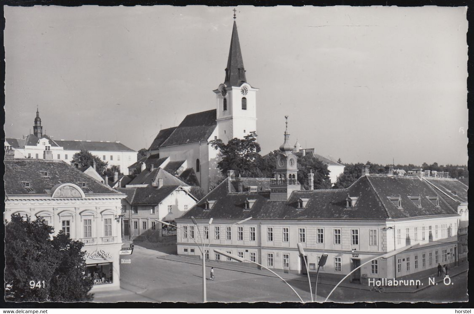 Austria - 2020 Hollabrunn - Alte Straßenansicht Mit Kirche - Nice Stamp - Hollabrunn