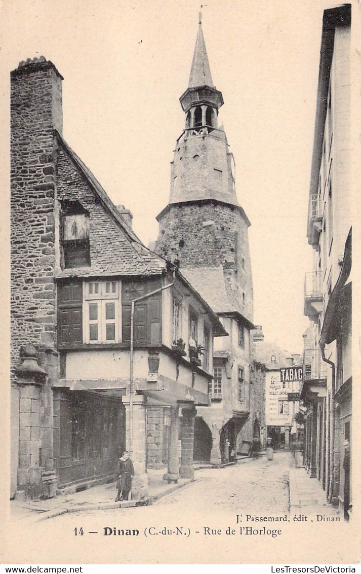 CPA - 22 - DINAN - Rue De L'Horloge - Enfant Sur Un Pilier - J PASSEMARD Dinan - Dinan