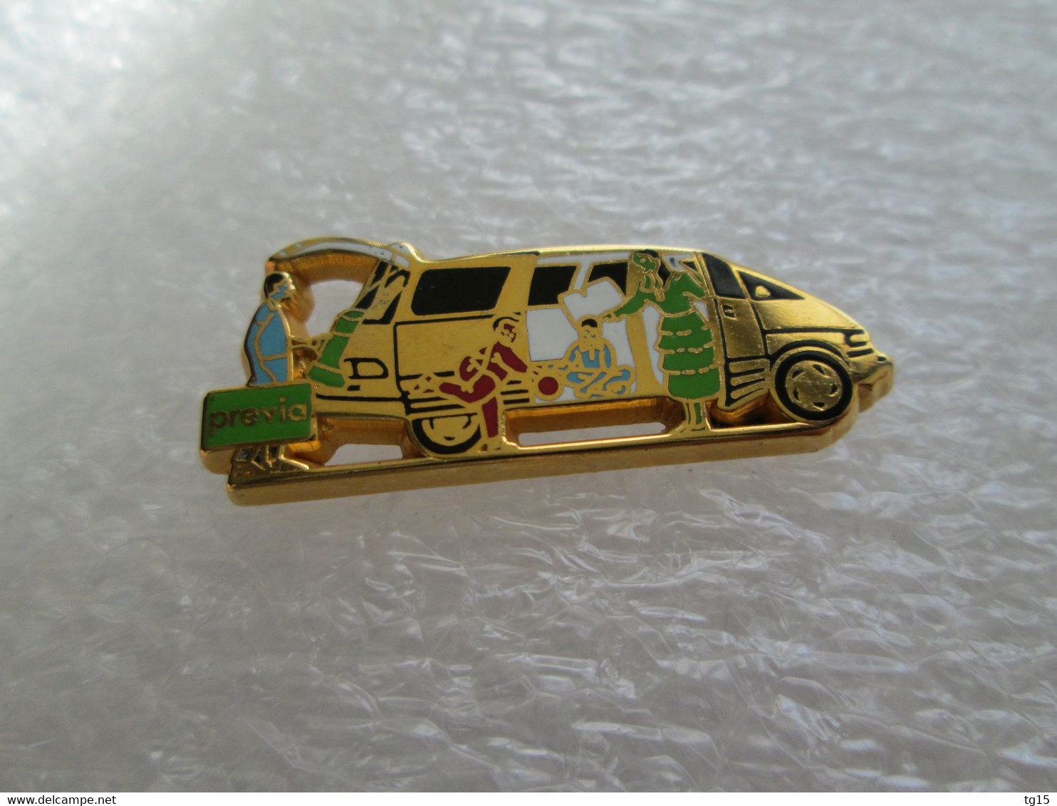 PIN'S    TOYOTA  PREVIA    ARTHUS BERTRAND - Toyota