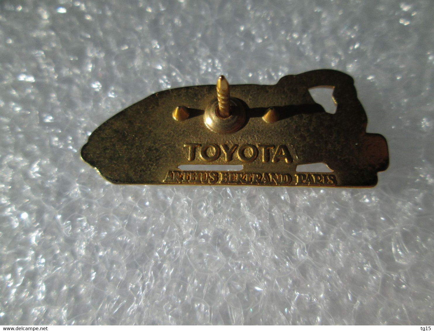 PIN'S    TOYOTA  PREVIA    ARTHUS BERTRAND - Toyota
