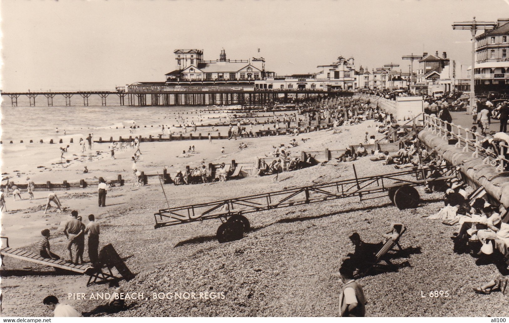 A18276 - PIER AND BEACH BOGNOR REGIS VALENTINE'S POST CARD USED 1960 STAMP QUEEN ELIZABETH OF ENGLAND STAMP - Bognor Regis