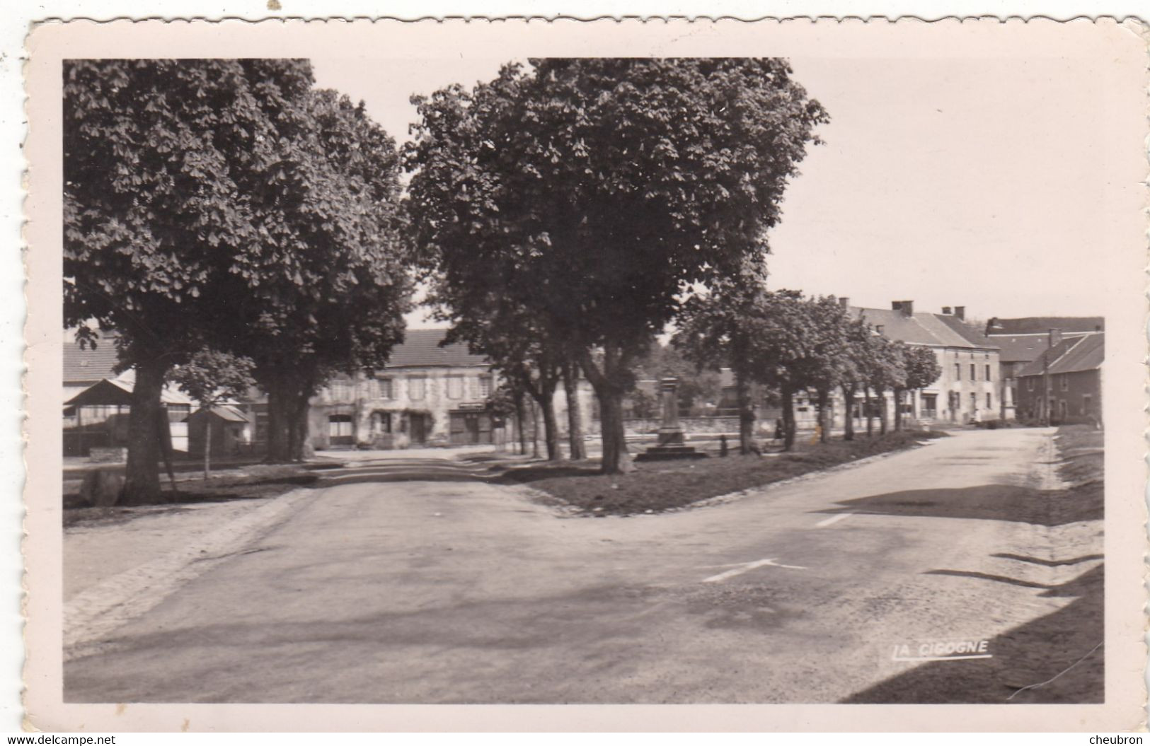 87. LAURIERE. CPA.  LA PLACE. + TEXTE ANNEE 1954 - Lauriere