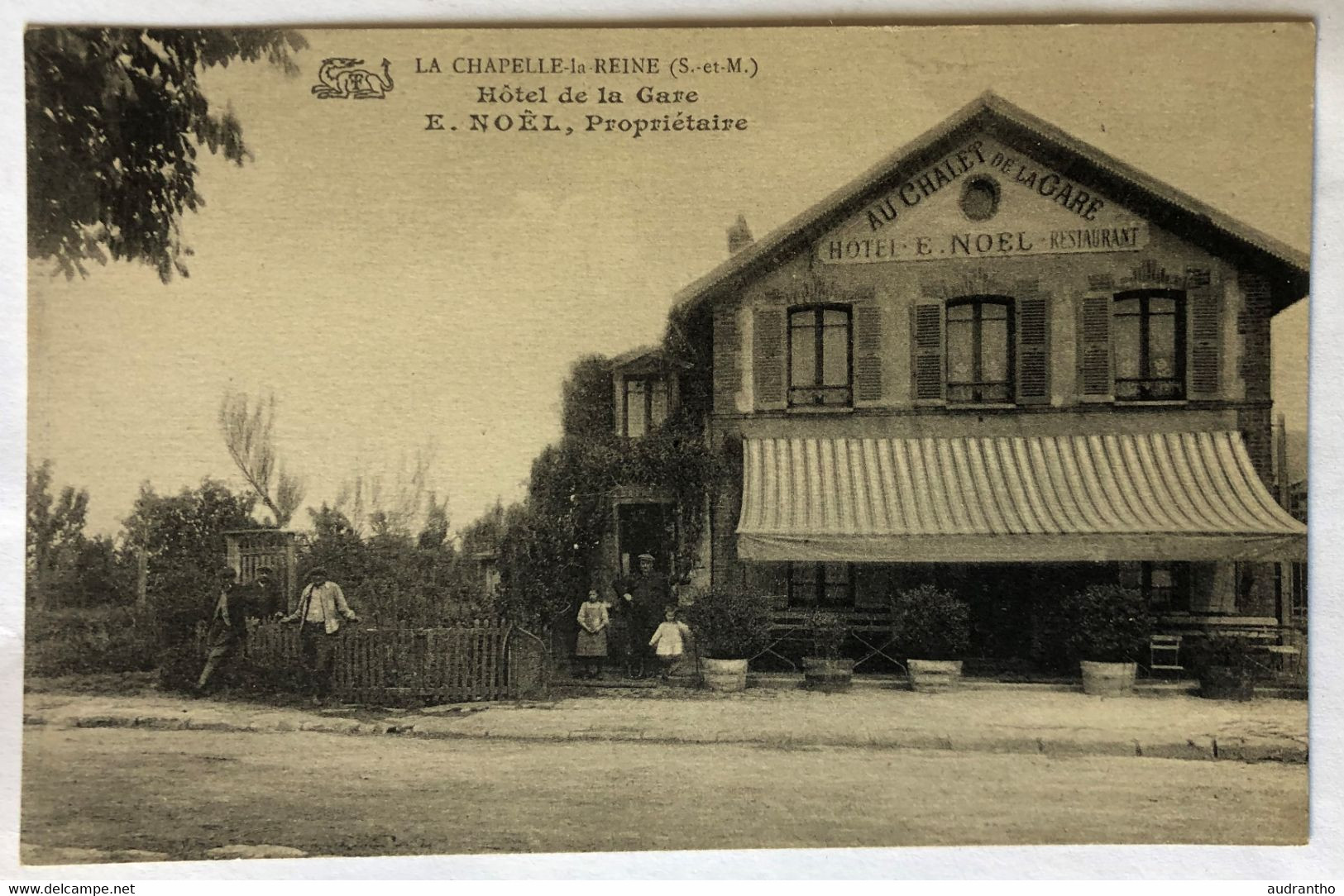 CPA 77 La Chapelle La Reine Hôtel De La Gare Animé Personnages Au Chalet De La Gare Hôtel E. Noel - La Chapelle La Reine