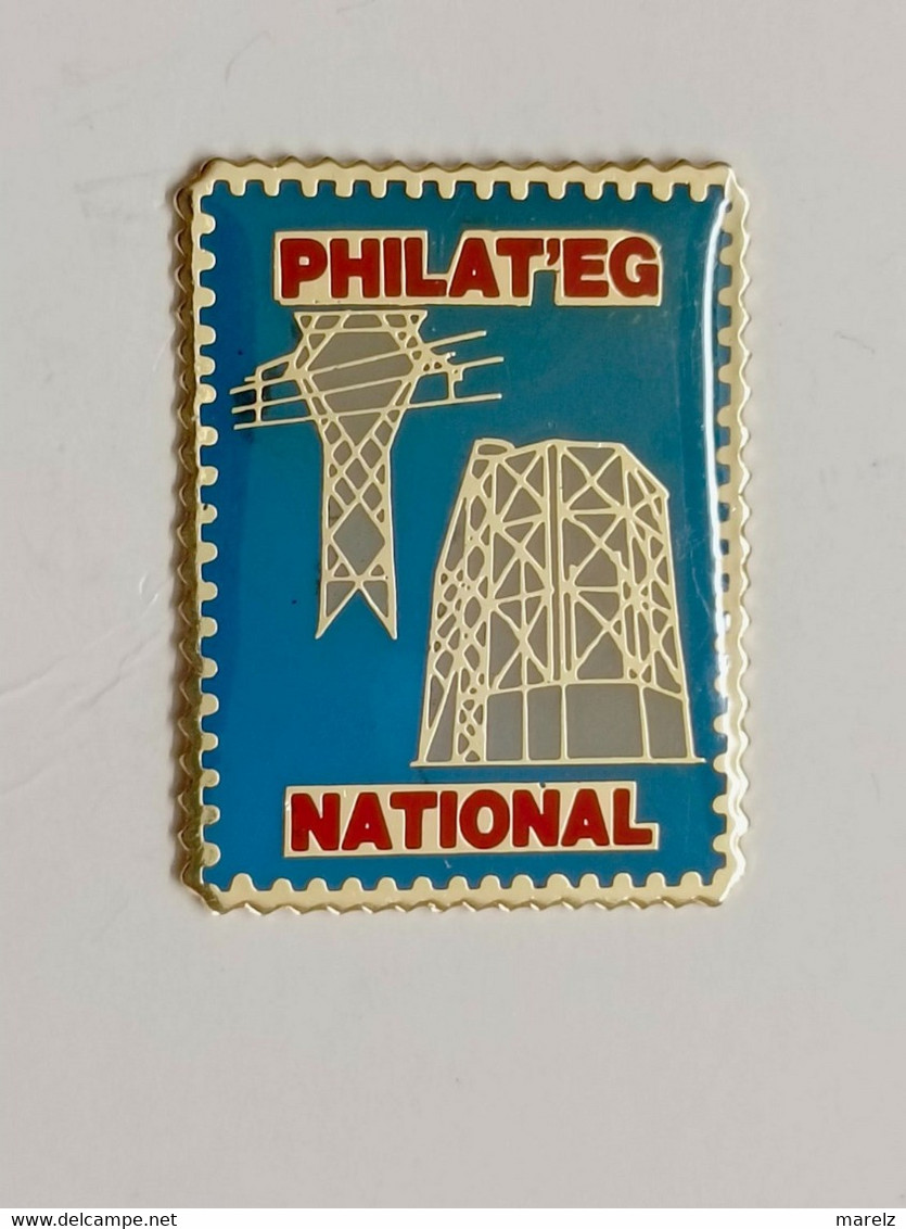 Pin's PHILAT'EG NATIONAL - Pins Association Clubs Philatéliques Des Industries EDF GDF - Pin Forme Timbre - Associations