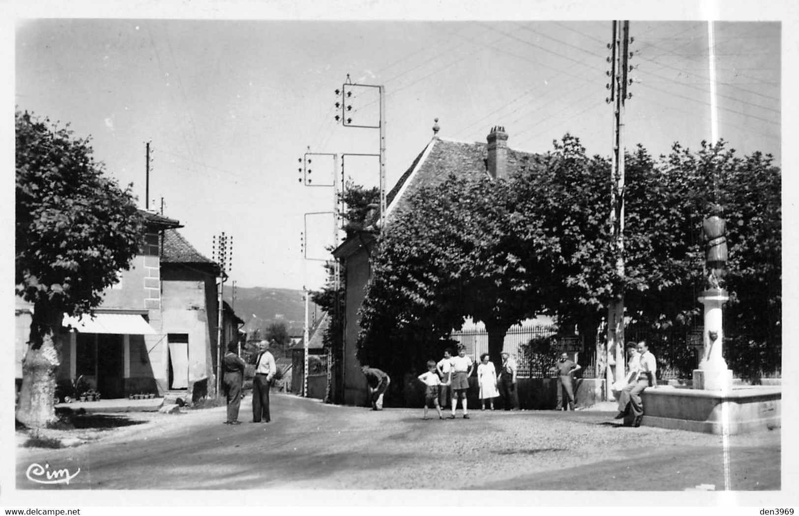 Les AVENIERES (Isère) - Place Bacchus - Route Du Bugey - Fontaine - Les Avenières