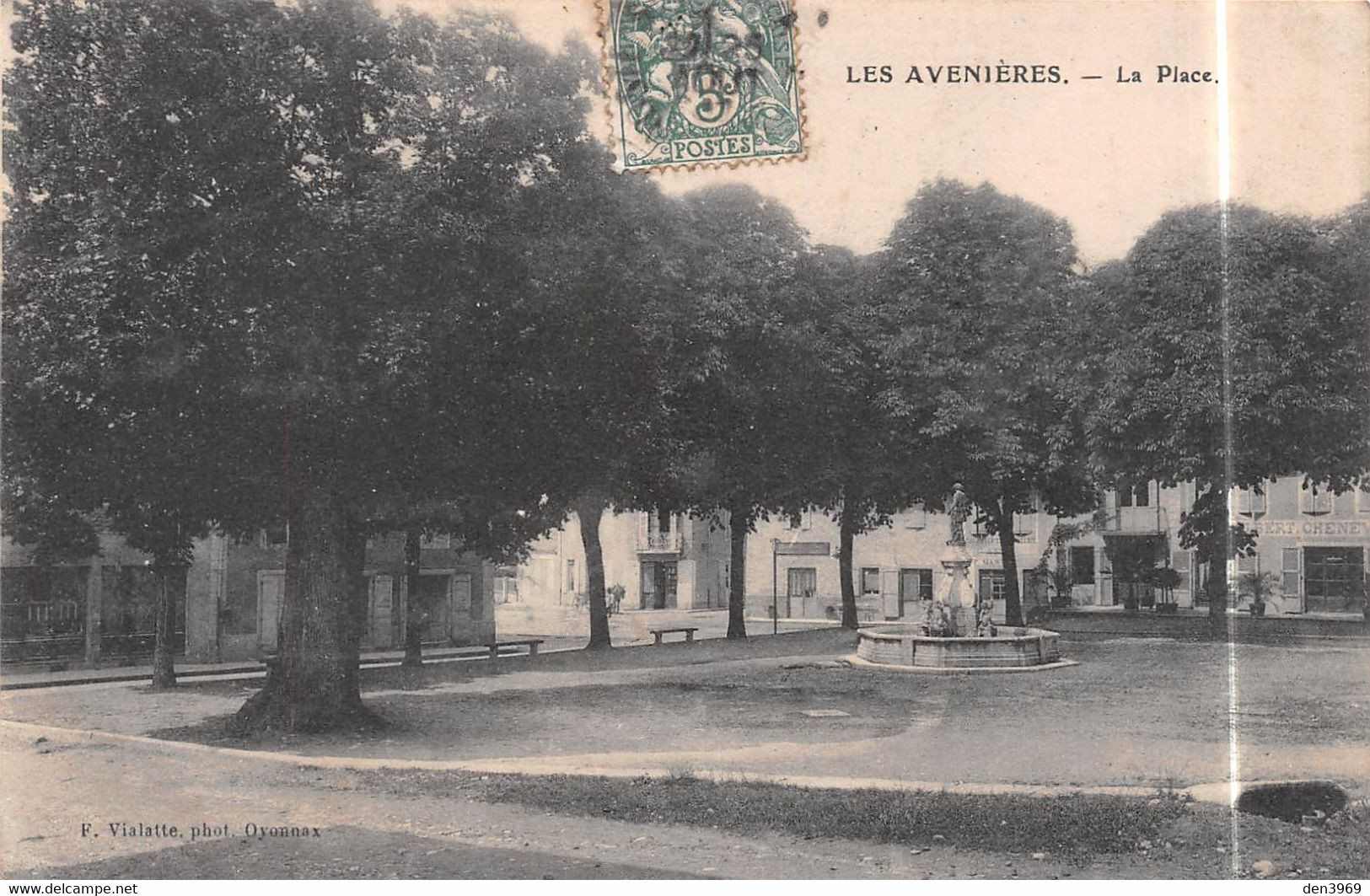 Les AVENIERES (Isère) - La Place - Fontaine - Les Avenières