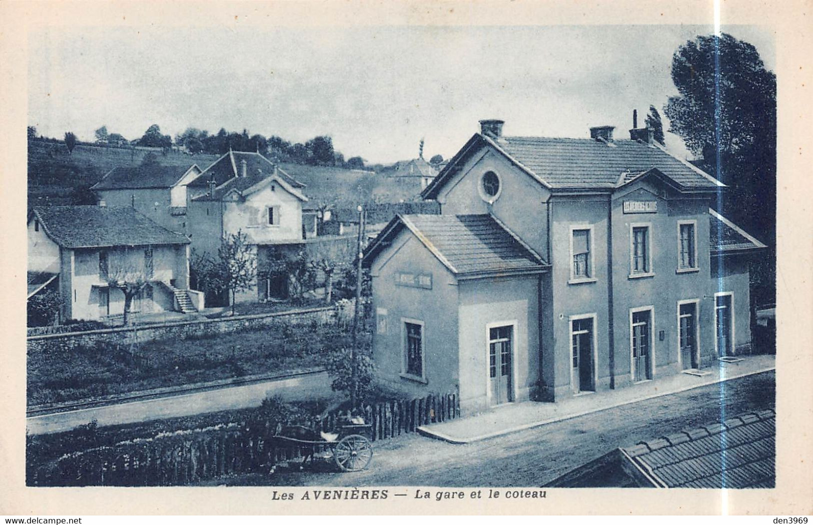 Les AVENIERES (Isère) - La Gare Et Le Coteau - Les Avenières