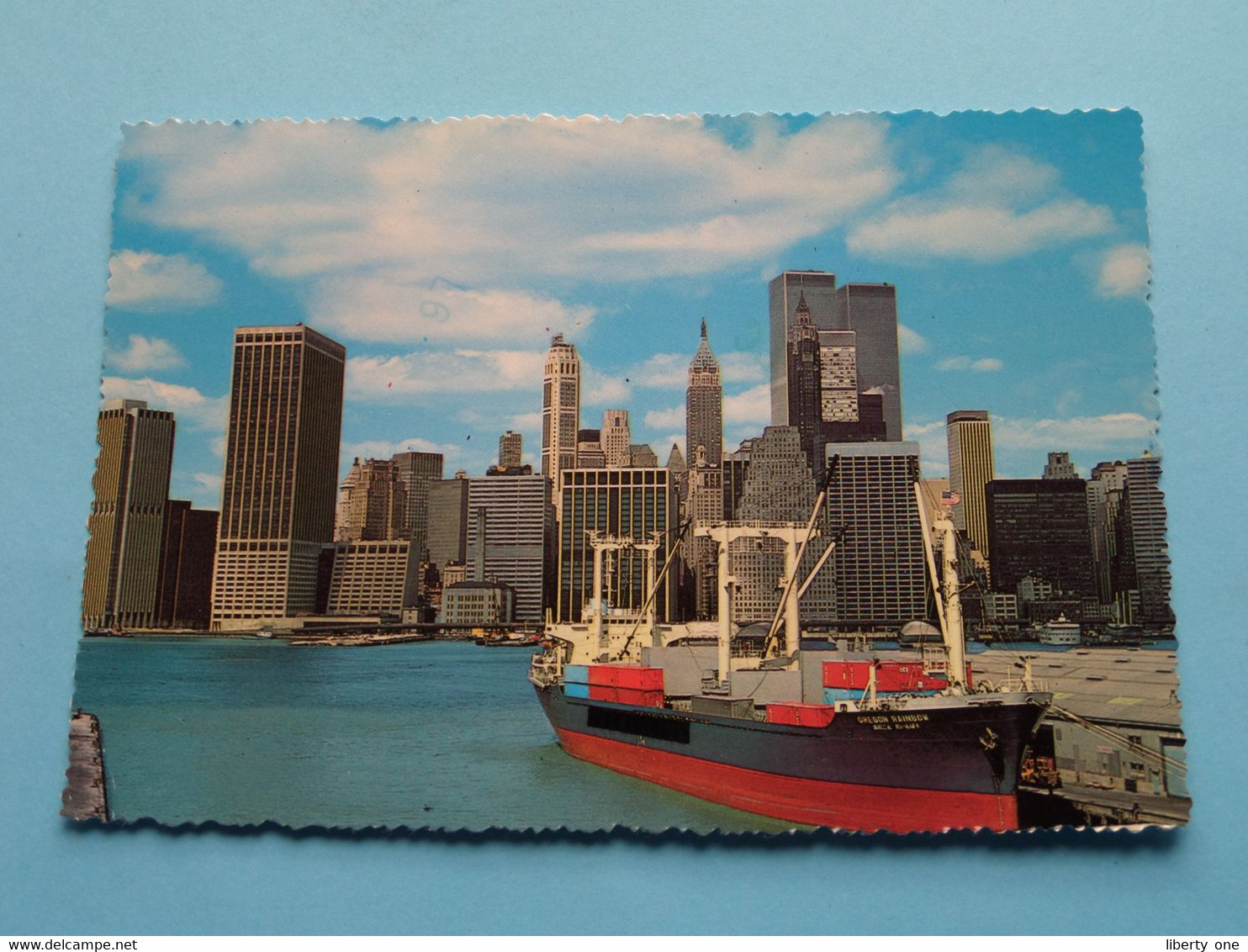 Ocean Greighter Docked At A Brooklyn Pier > Downtown Manhattan Skyline ( Alfred Meinzer ) Anno 1985 ( See Scan ) ! - Brooklyn