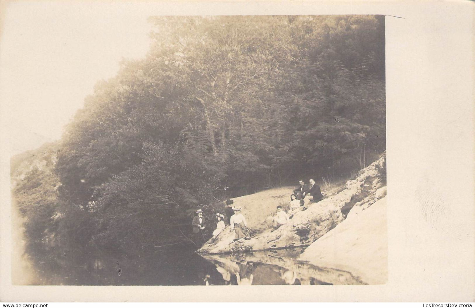 CPA - 8 Personnes Assises Sur Les Berges D'un Lac - Dos Non Divisé - Société Lumière Lyon - Sonstige & Ohne Zuordnung