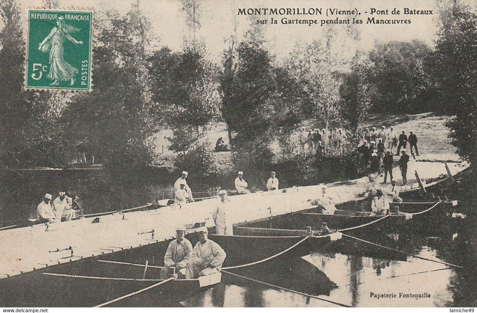 MONTMORILLON (Vienne) Pont De Bateaux Sur La Gartempe Pendant Les Manœuvres Militaire Génie ? Timbre - Montmorillon