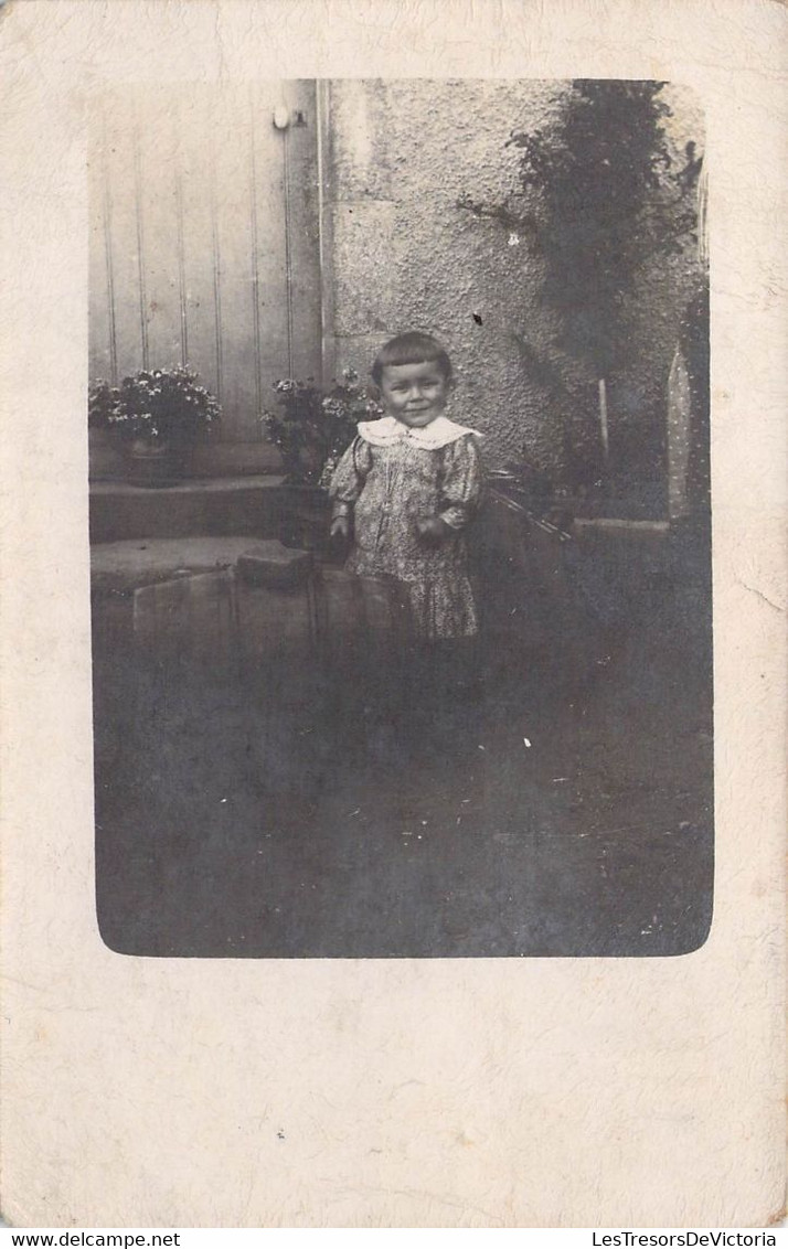 CPA - ENFANTS - Petite Fille Avec Une Robe Fleurie Et Un Médaillon Autour Du Cou - Portraits