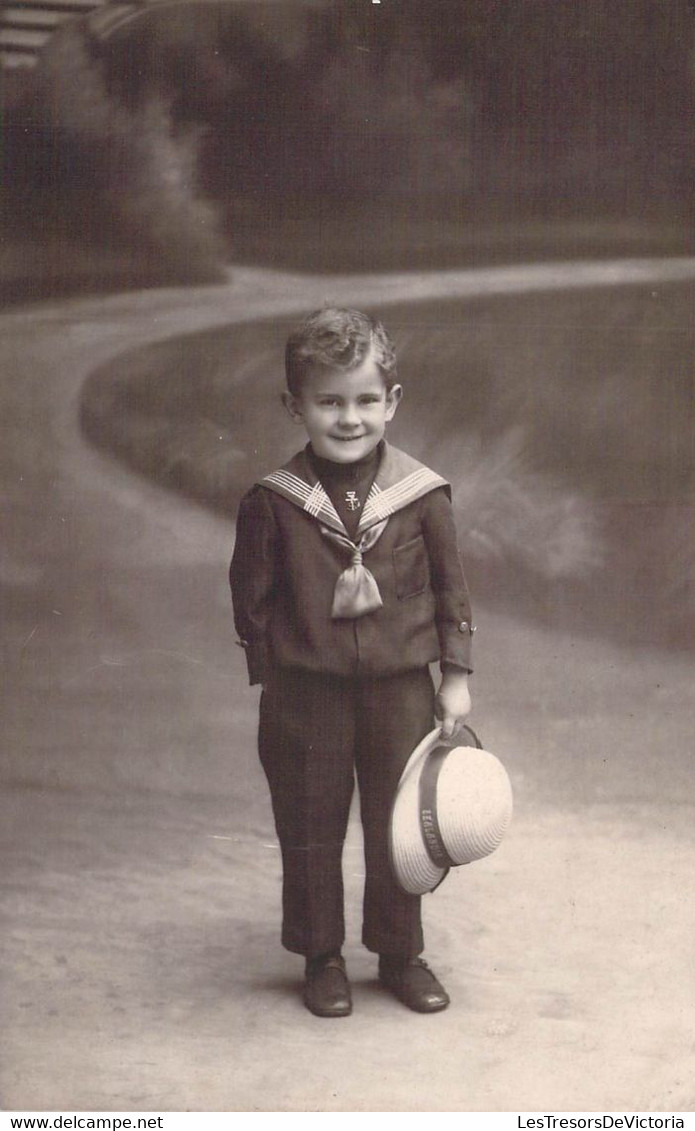 CPA - Enfants - PHOTOGRAPHIE D'un Jeune Garçon Souriant Avec Un Chapeau Dans La Main - Abbildungen