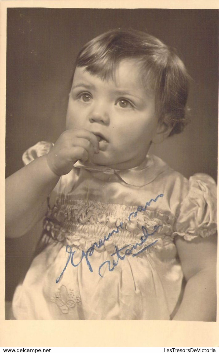 CPA - Enfants - PHOTOGRAPHIE D'une Petite Fille Avec La Main à La Bouche - Abbildungen