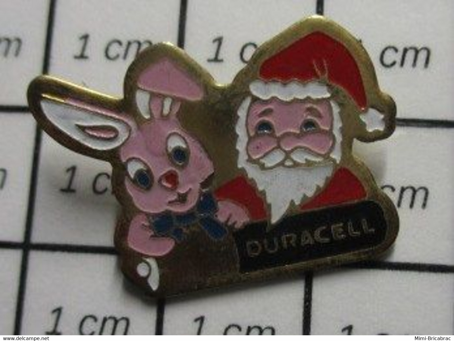 1310 Pin's Pins / Beau Et Rare / THEME : NOEL / PERE NOEL ET LAPIN ROSE DURACELL - Kerstmis