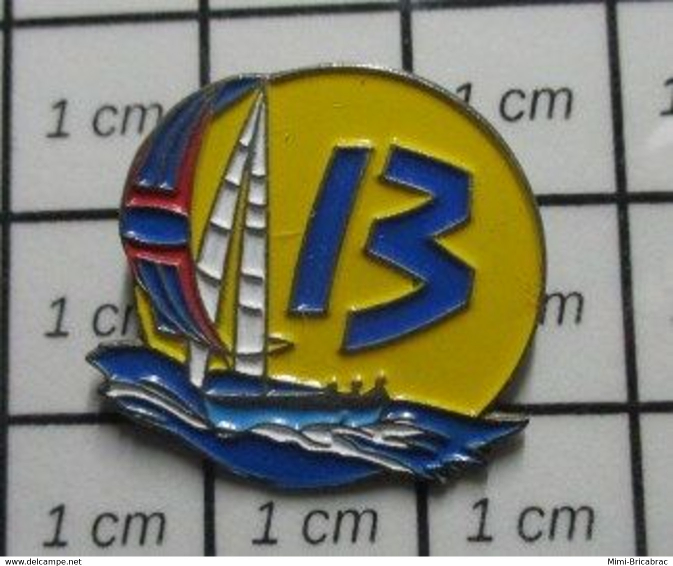 1310 Pin's Pins / Belle Qualité Et Rare / SPORTS / BATEAU VOILIER + CHIFFRE 13 - Vela