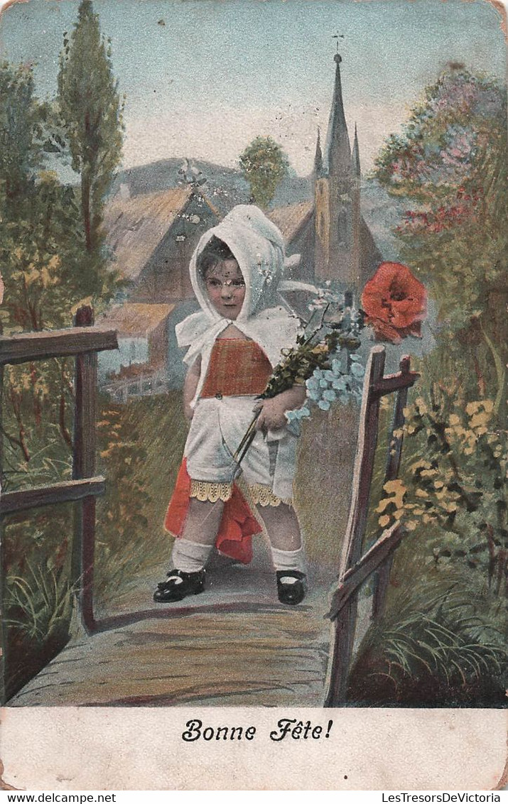 CPA Illustration D'un Enfant Avec Une Capuche Blanche Et Des Fleurs En Mains - Bonne Fete - Kinder-Zeichnungen