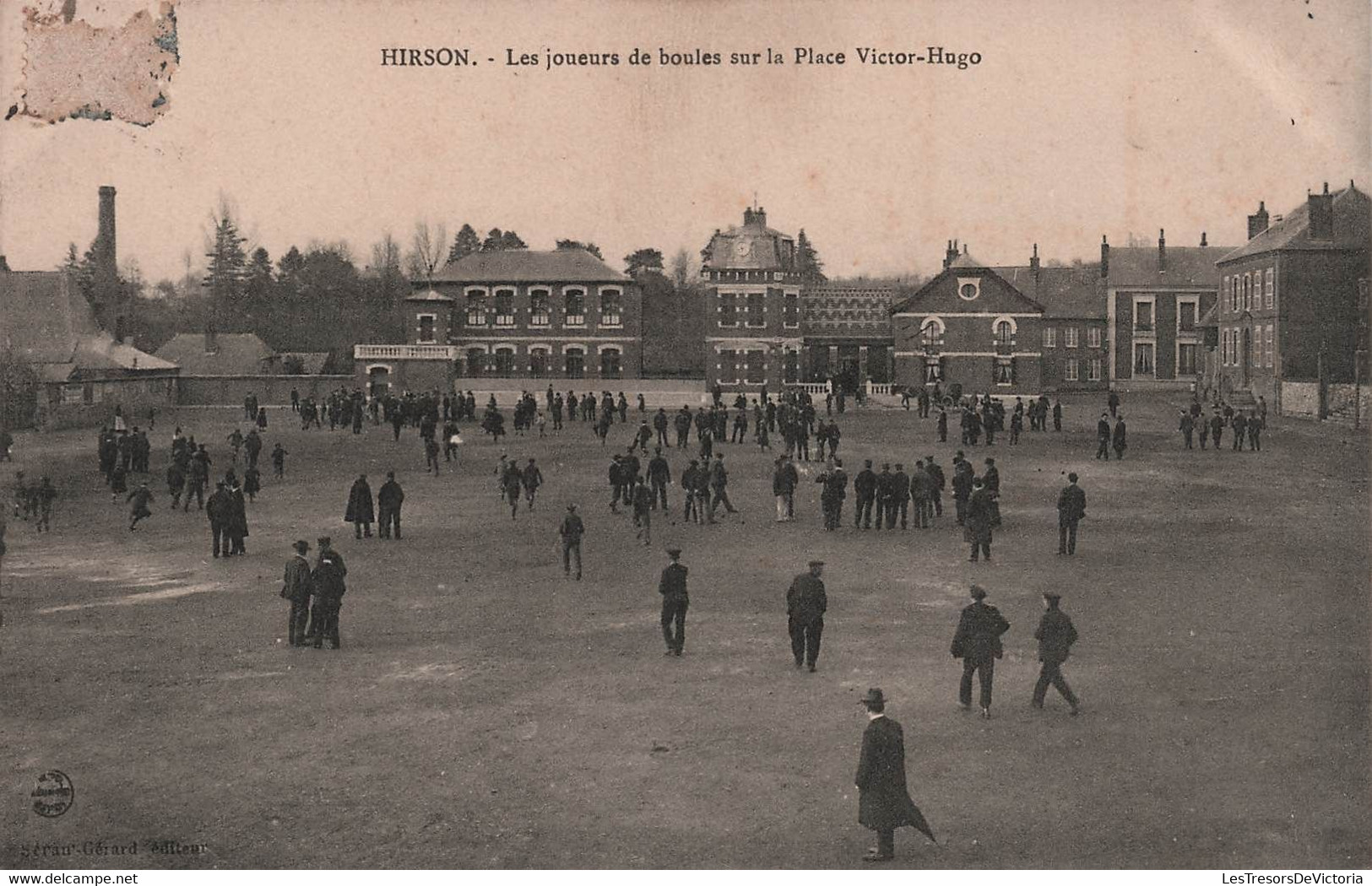 CPA Hirson - Les Joueurs De Boules Sur La Place Victor Hugo - Jeux - Petanque - Tres Animé - Hirson