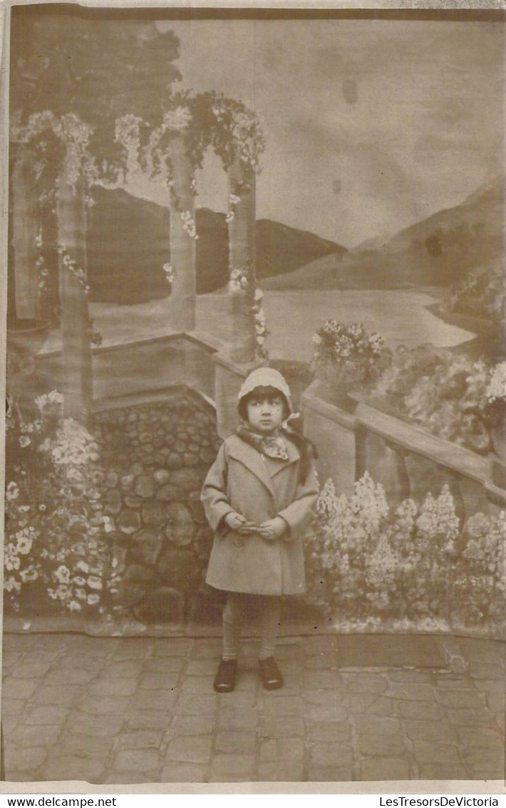 CPA - Enfants - PHOTOGRAPHIE D'une Petite Fille Avec Un Chapeau Et Un Manteau - Ritratti