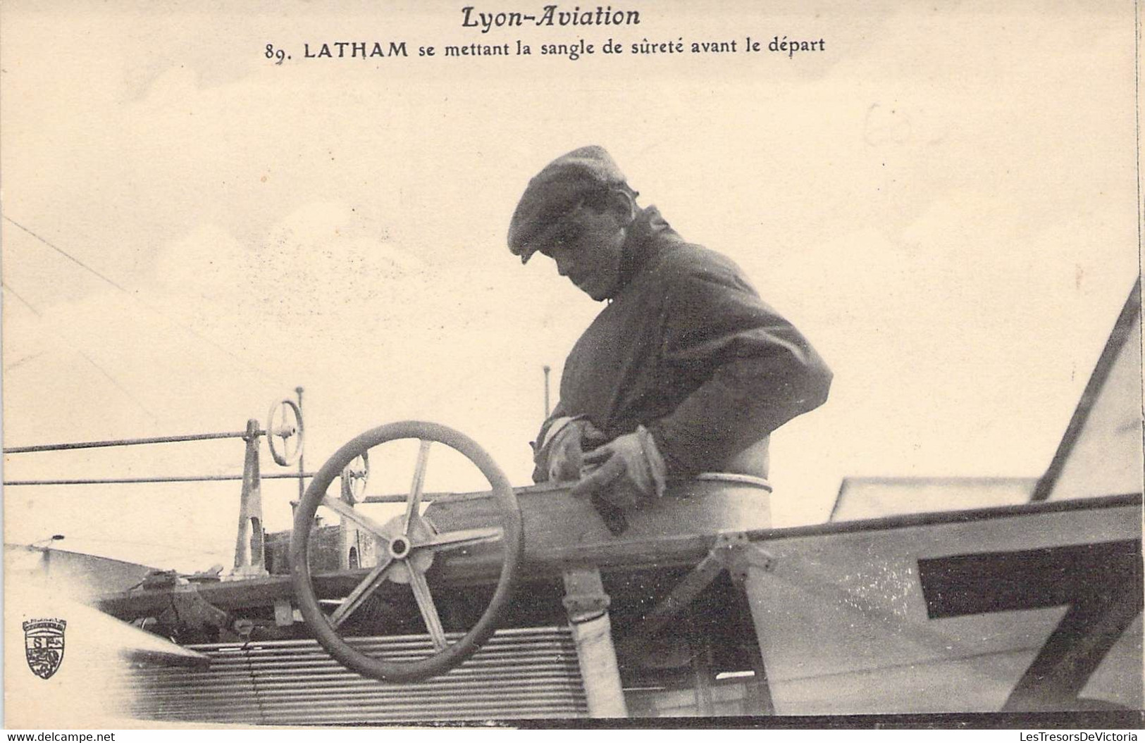 CPA France - Lyon - Aviation - Latham Se Mettant La Sangle De Sûreté Avant Le Départ - Avion - Aviateurs - Aviatori