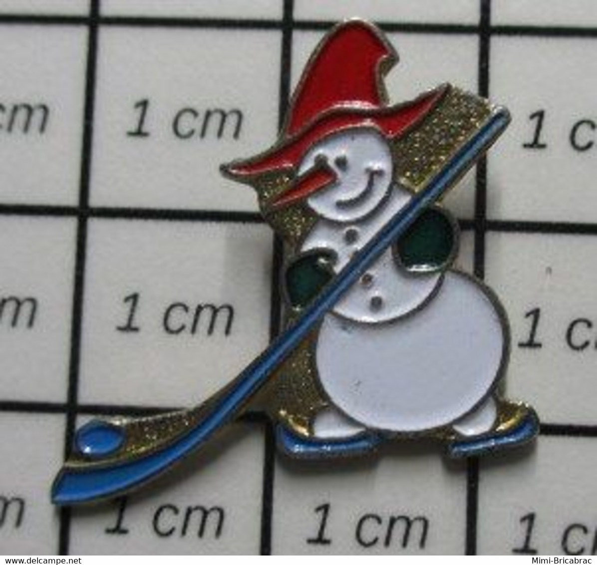 710b Pin's Pins / Beau Et Rare / NOEL / BONHOMME DE NEIGE AVEC CHAPEAU DE SORCIERE JOUANT AU HOCKEY SUR GLACE - Christmas