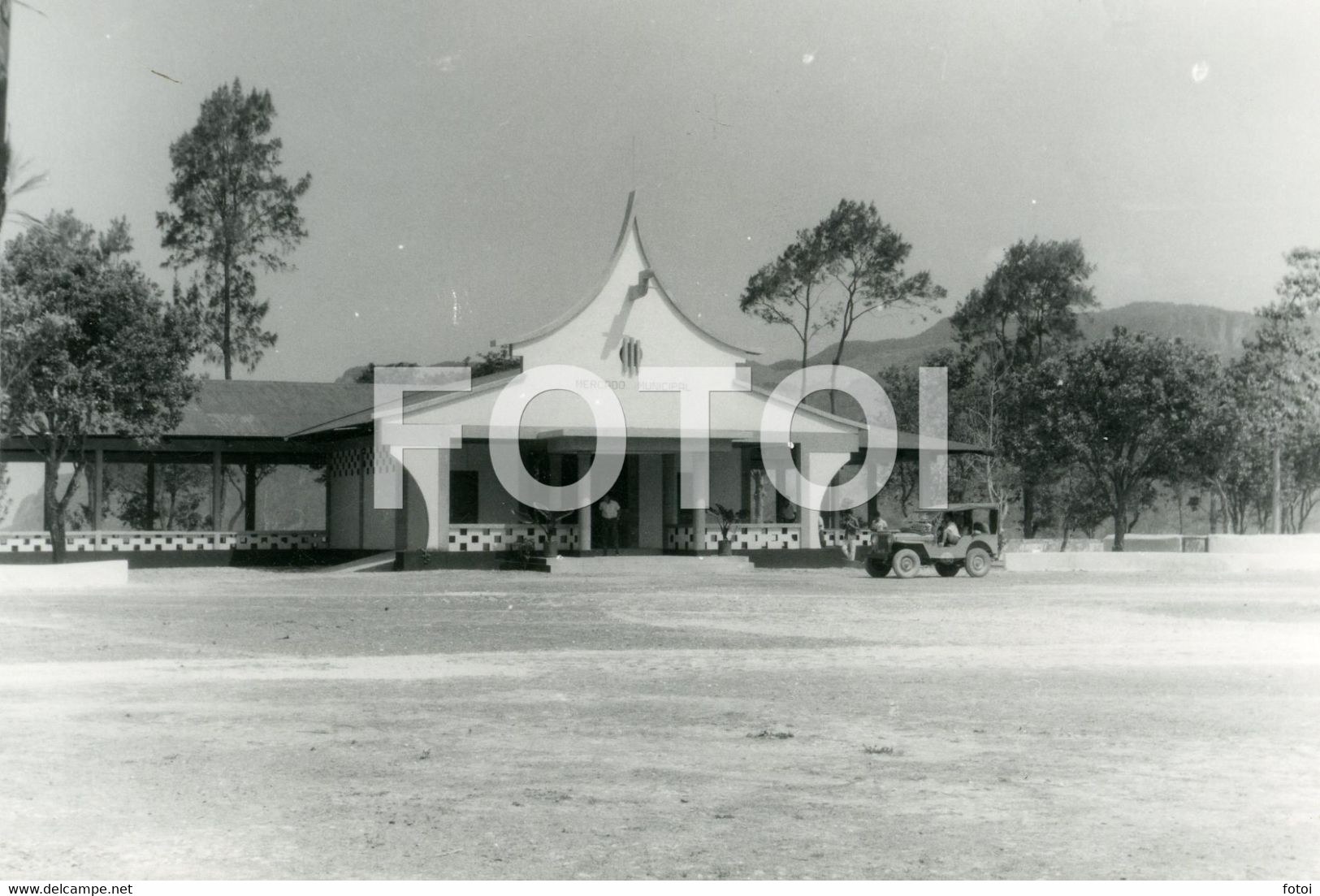 REAL PHOTO FOTO POSTCARD MERCADO MARKET VENILALE BAUCAU TIMOR LESTE ASIA POSTAL CARTE POSTALE JEEP - East Timor