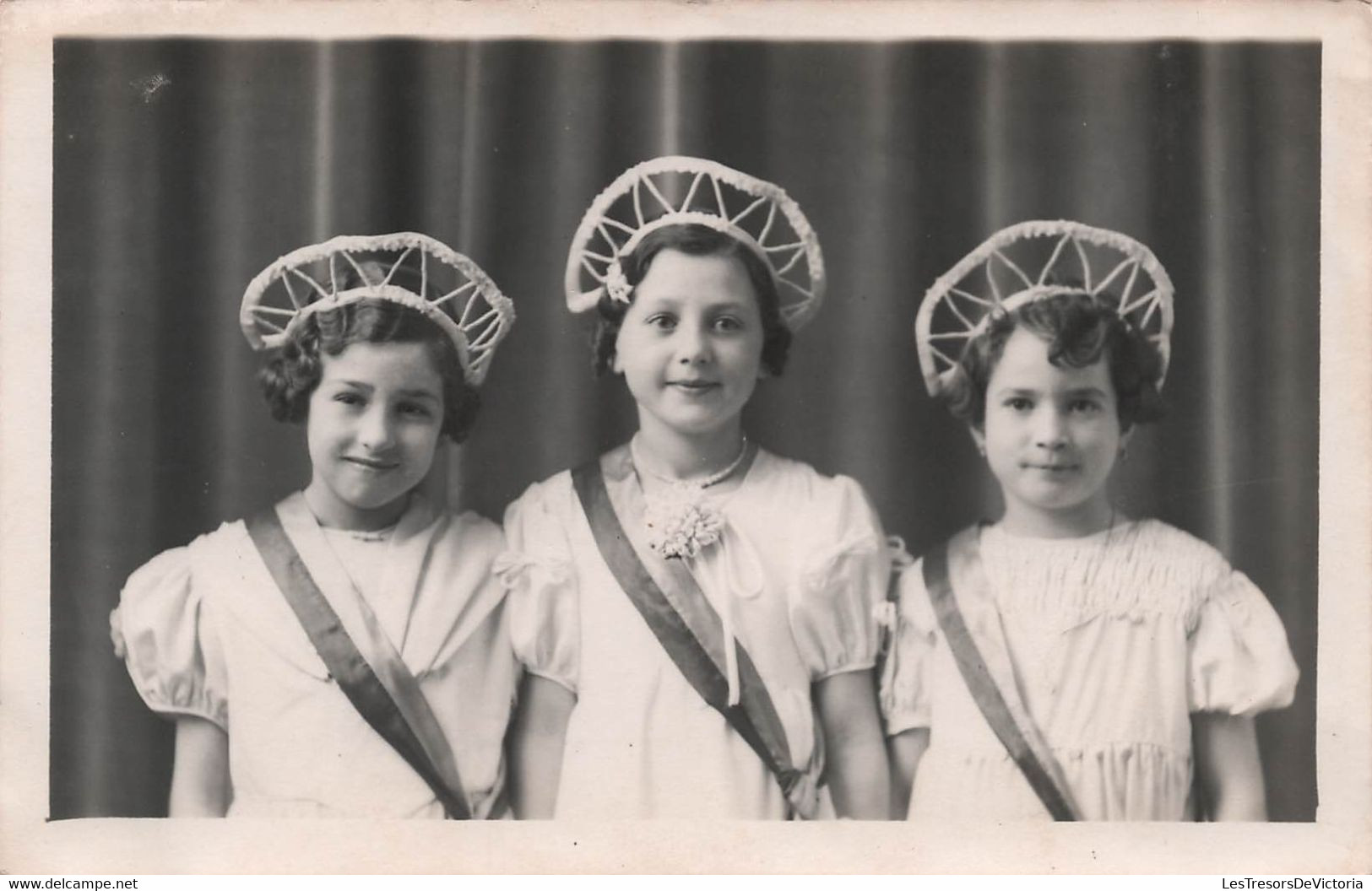 CPA - Photographie - Petite Fille Avec Des Diademes Fabriqués - Jeannine Pierron 1939 - Fotografia