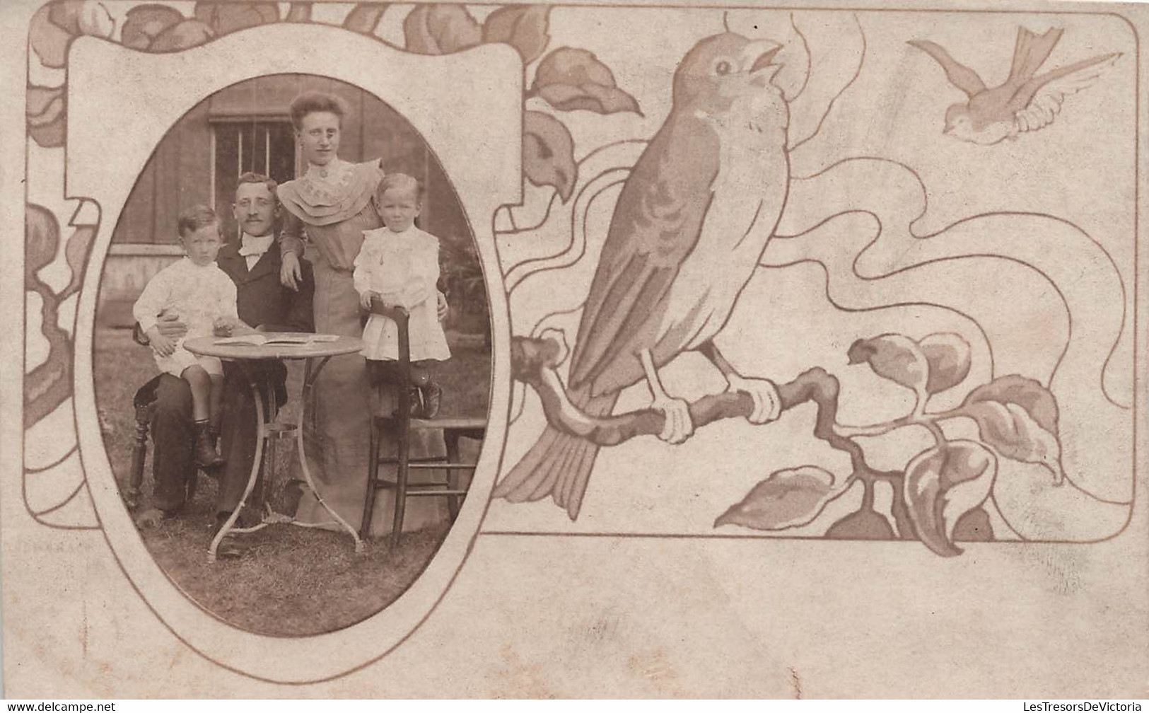 CPA - Photographie - Photo De Famille Sur Petite Carte Avec Illustration Oiseaux - Photographie