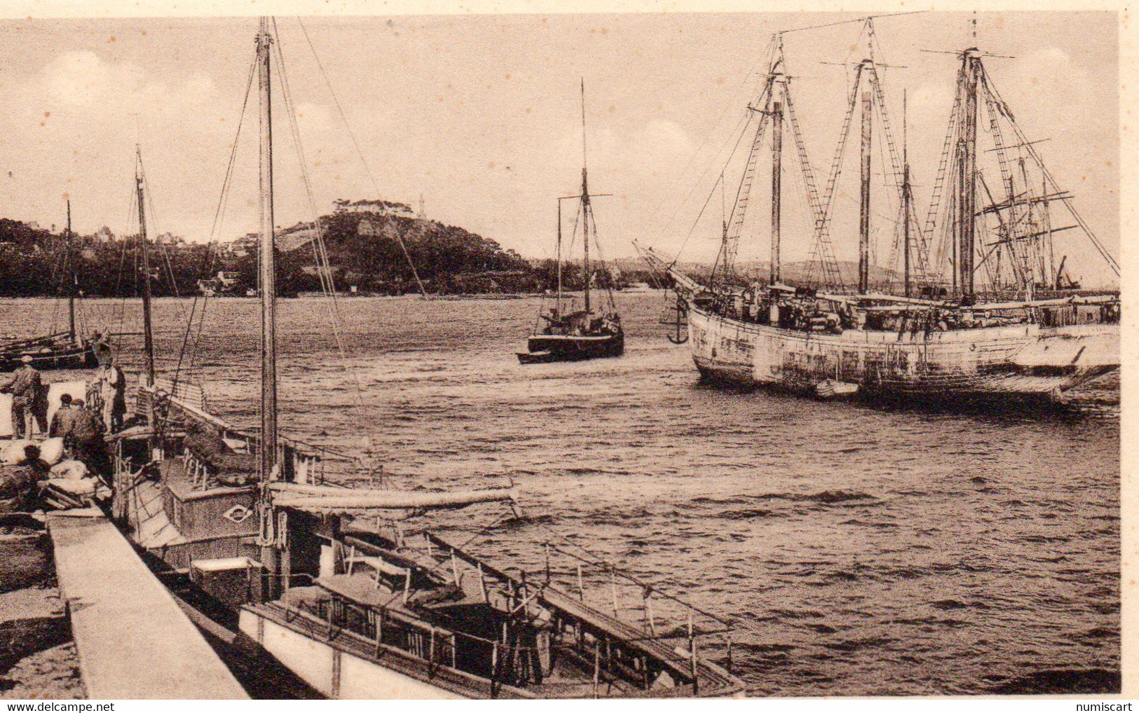 Paimpol Animée Le Port Sortie D'un Islandais Bateaux - Paimpol