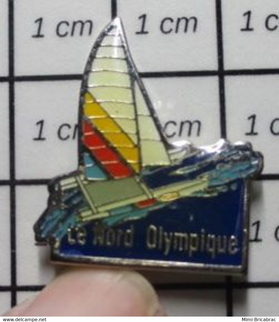 3222 Pin's Pins / Beau Et Rare / SPORTS / VOILE LE NORD OLYMPIQUE VOILIER CATAMARAN - Voile