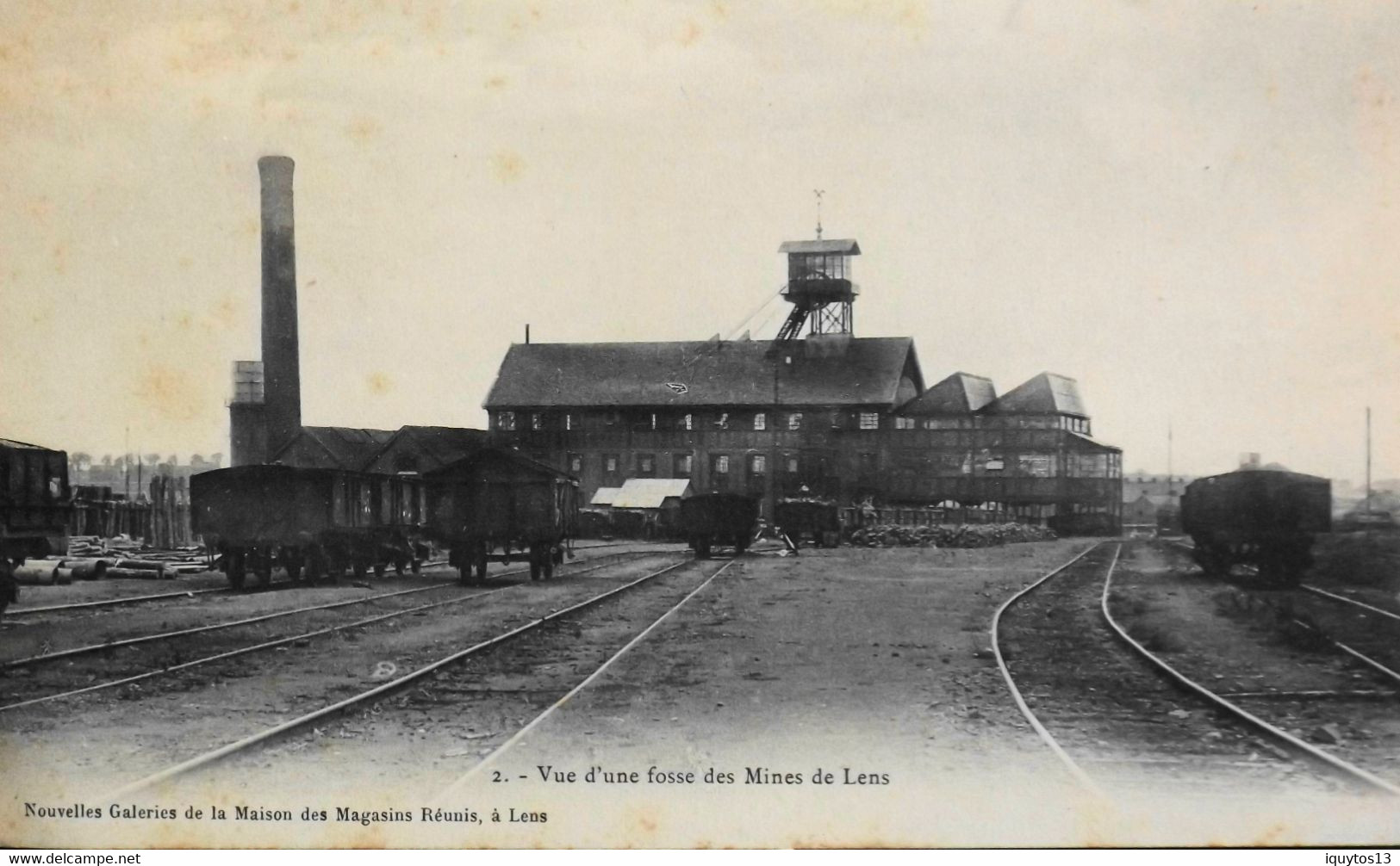 CPA. - [62] Pas De Calais > LENS > Vue D'une Fosse Des Mines De Lens - Wagons - TBE - Lens