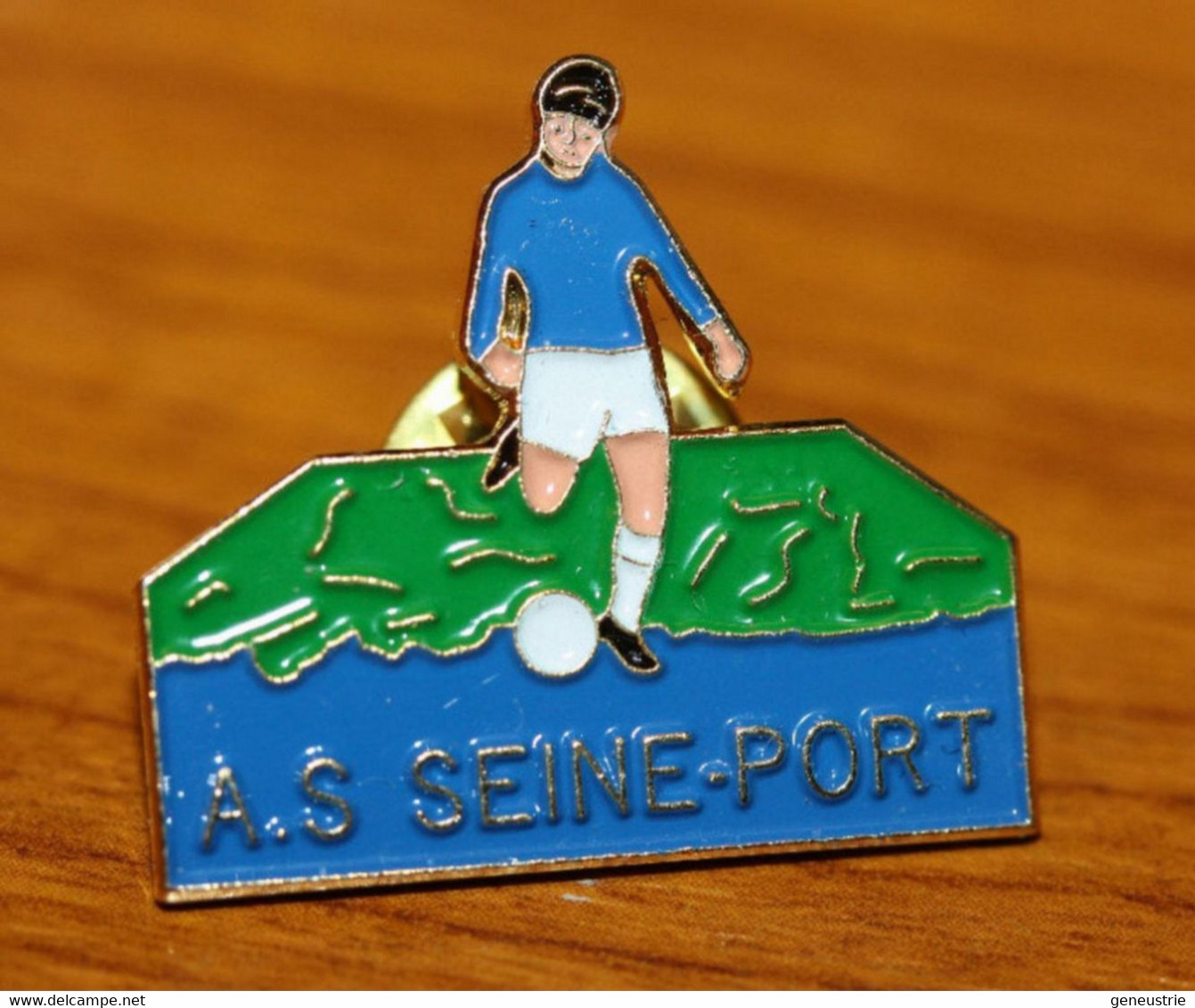 Pin's "AS Seine-Port" Insigne Club De Football - Seine-et-Marne - Football