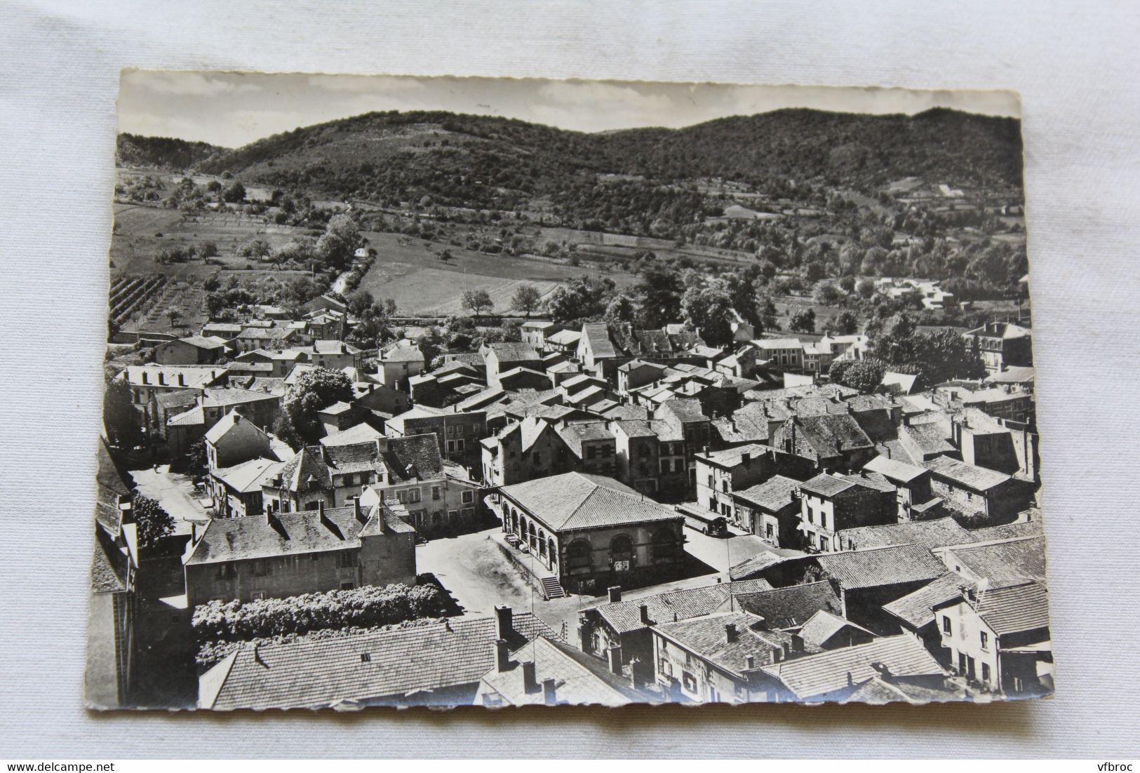 Cpm, Combronde, Place Des Halles, Puy De Dôme 63 - Combronde