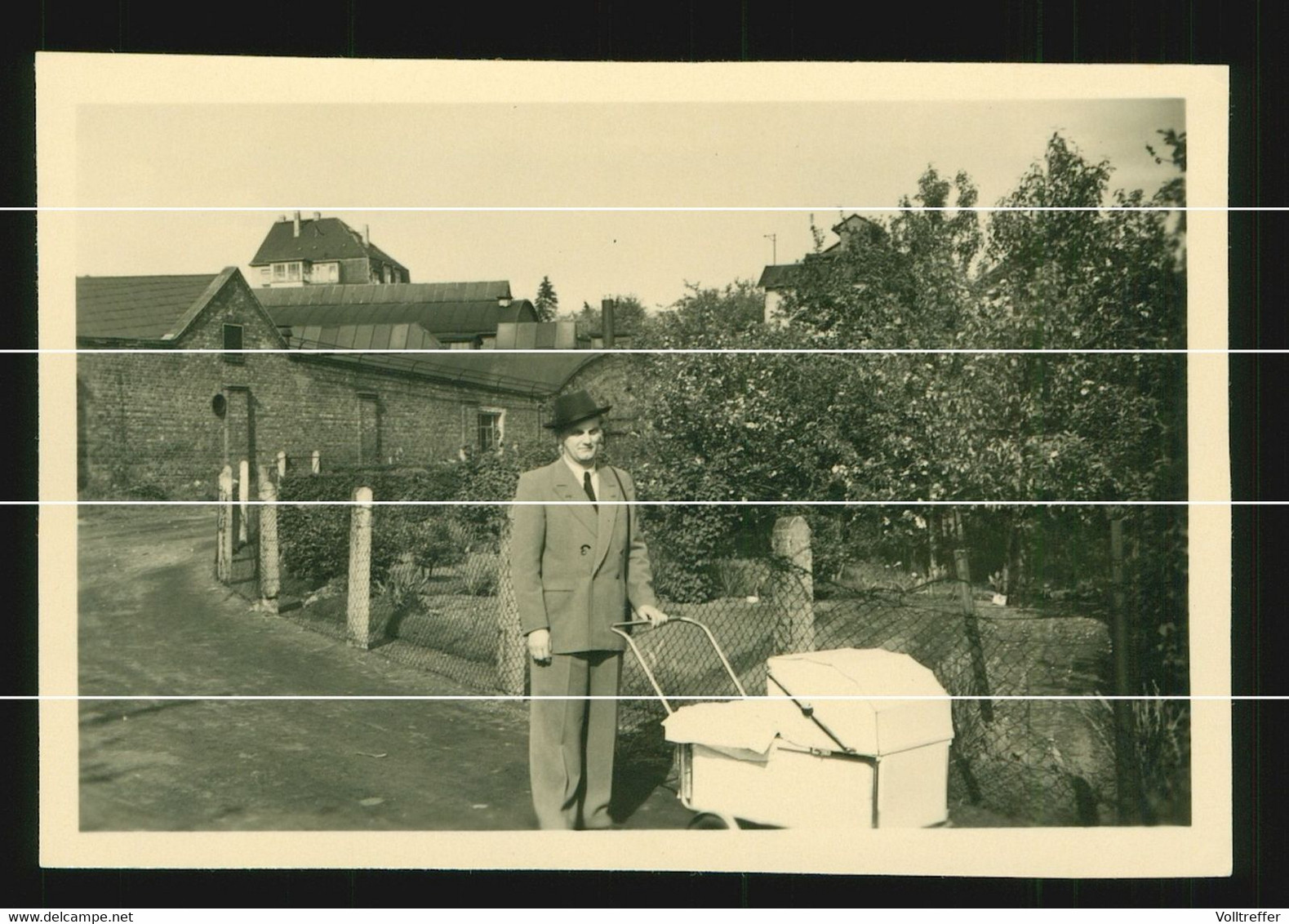 Orig. Foto 1955, Mann Mit Kinderwagen Unterwegs In Crimmitschau, Ortspartie - Crimmitschau