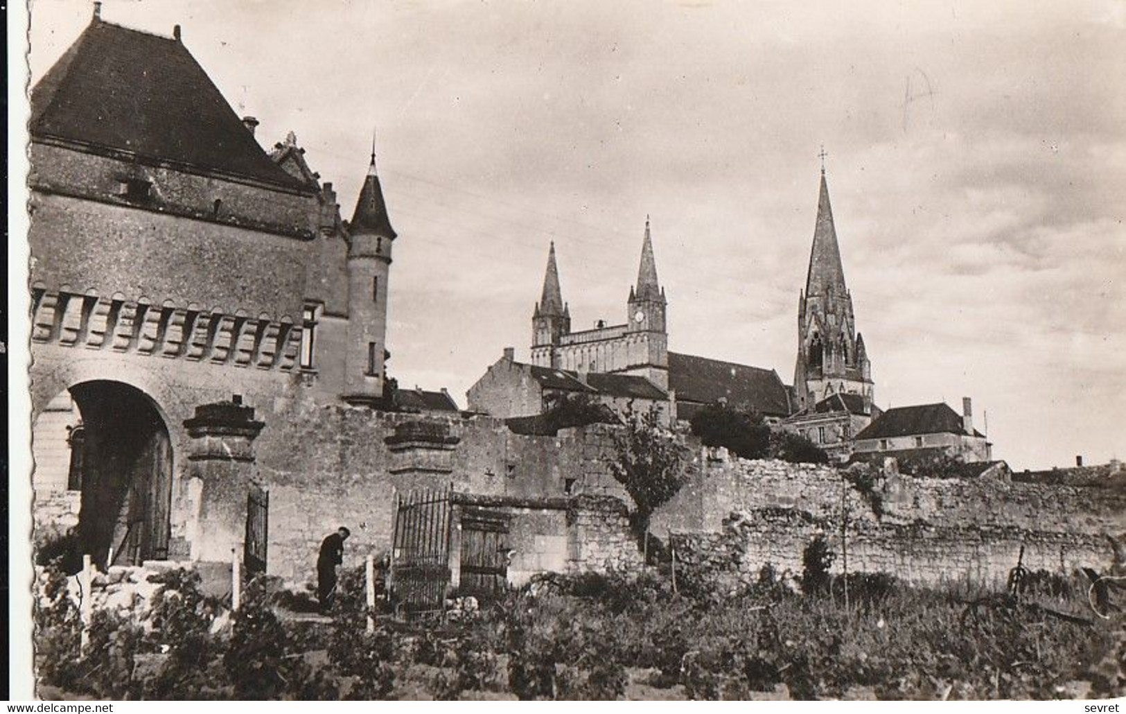 LE PUY NOTRE DAME. - Restes Des Remparts Du XVè - Sanctuaire Marial - Relique. CPSM 9x14 - Autres & Non Classés