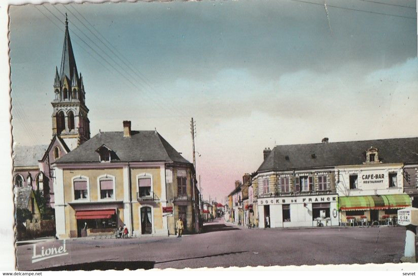 TIERCE. - La Place Vers L'Eglise. CPSM 9x14 - Autres & Non Classés