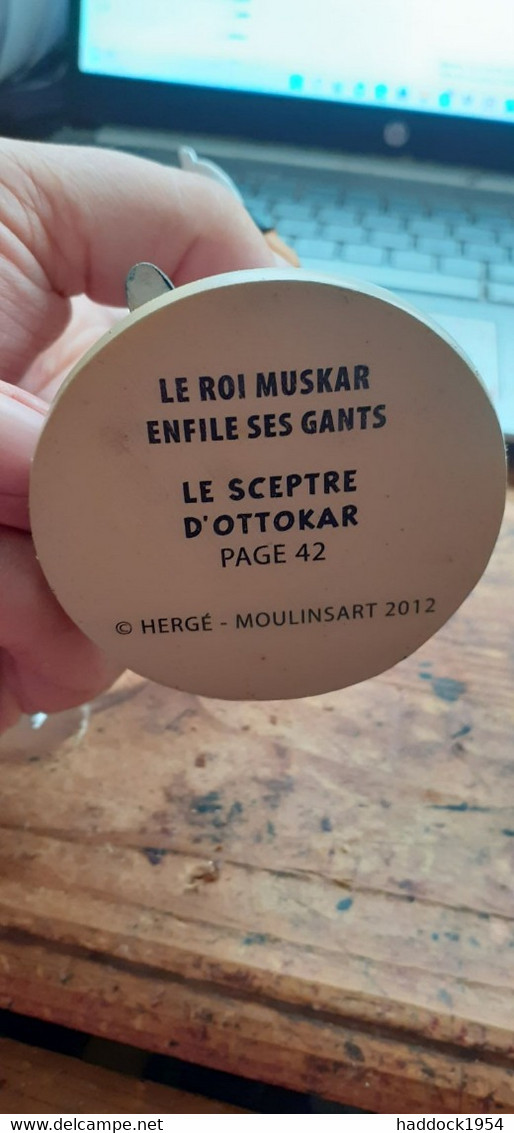 Le Roi MUSKAR Enfile Ses Gants TINTIN Le Sceptre D'ottokar HERGE Moulinsart 2012 - Statuettes En Résine