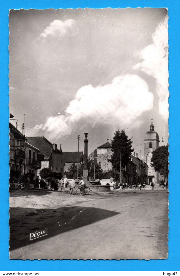 (RECTO / VERSO) VERCEL - N° 1.057 - PLACE DE LA FONTAINE AVEC PERSONNAGES - Ed. BROMURE PEQUIGNOT - FORMAT CPA - Autres & Non Classés