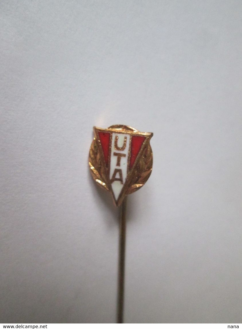 Romania Football Insigne De Revers/lapel Badge:UTA Arad Around 1970 - Football