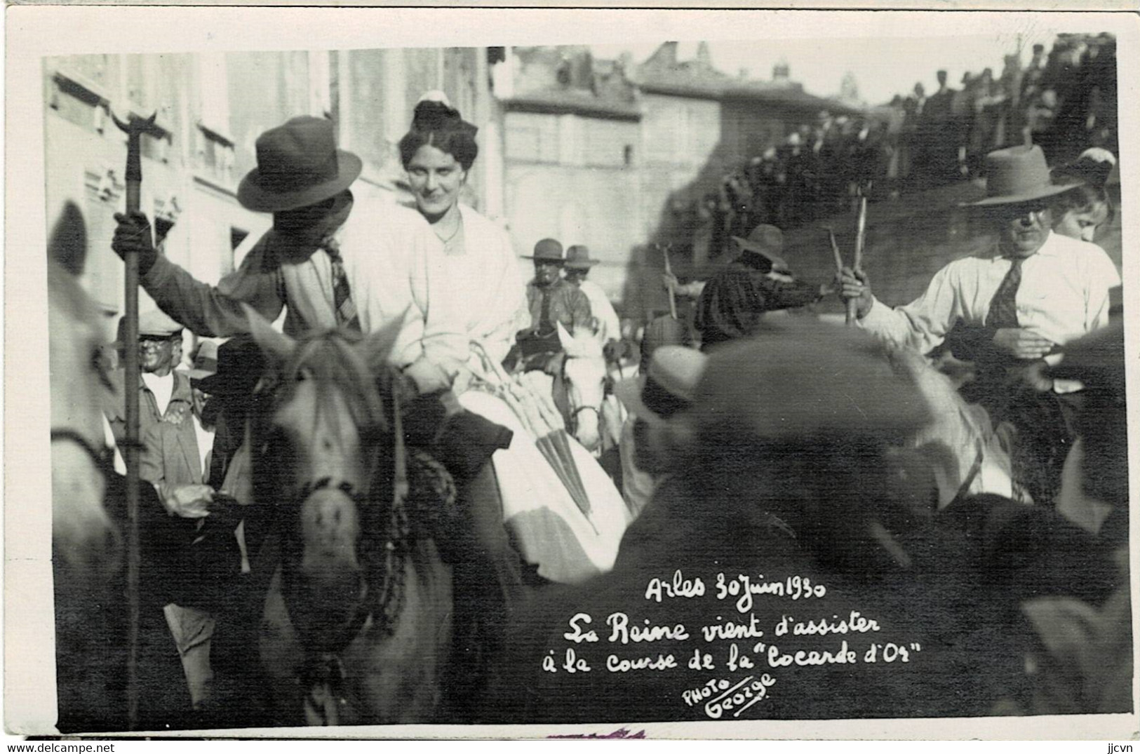 ()13 - Bouches Du Rhône - Arles - Carte Photo - Course Libre - La Reine à Cheval Course à La Cocarde D'Or (Photo George) - Arles