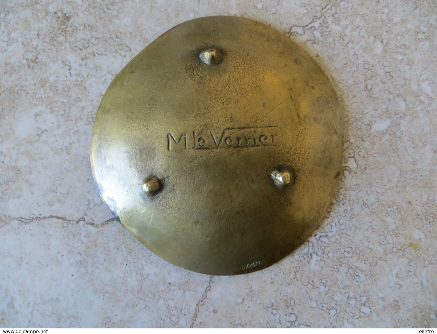 Vide Poche En Bronze Max Le Verrier - Décor Cheval Martelé Inscription Lettre à Déchiffrer - Diamètre 10 Cm Poids 186 Gs - Bronzes