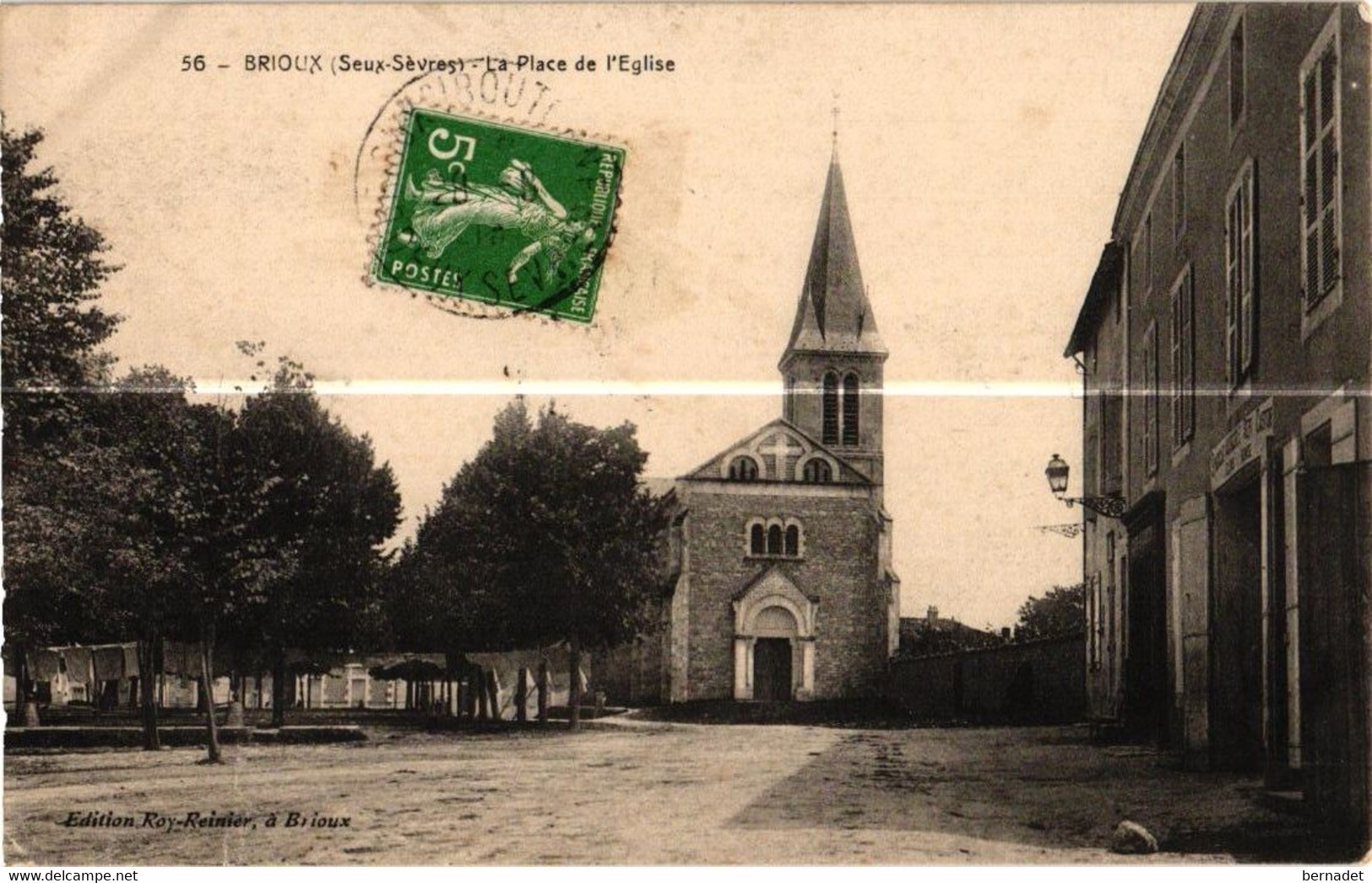 79 . BRIOUX . LA PLACE DE L EGLISE  1913      ( Trait Blanc Pas Sur Original ) - Brioux Sur Boutonne